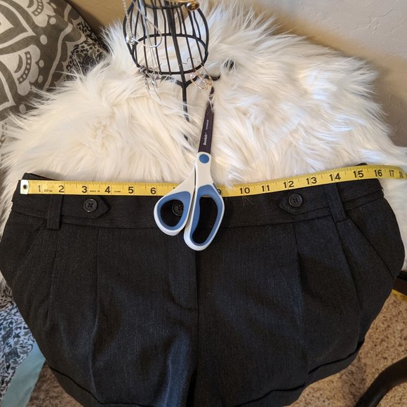 EXPRESS Black Dress Shorts Pleated EUC - Picture 4 of 5